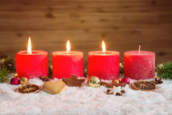 Drie advent kaarsen aangestoken in sneeuw — Stockfoto