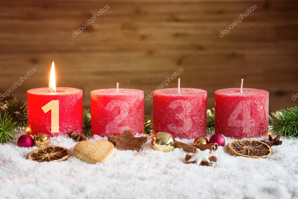 Quando Si Accende La Prima Candela Dell'avvento 2024 Accesa prima candela dell'avvento nella neve - Foto Stock: Foto