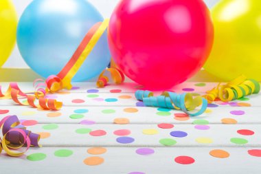 Konfeti flamalar ve balonlar parti arka plan