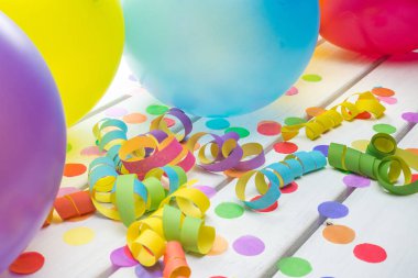 Konfeti flamalar ve balonlar parti arka plan