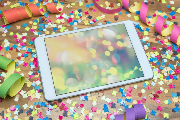 konfeti ve flama ipad üzerinde boş alan ile birlikte parti