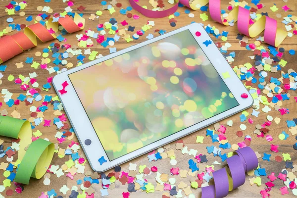 konfeti ve flama ipad üzerinde boş alan ile birlikte parti