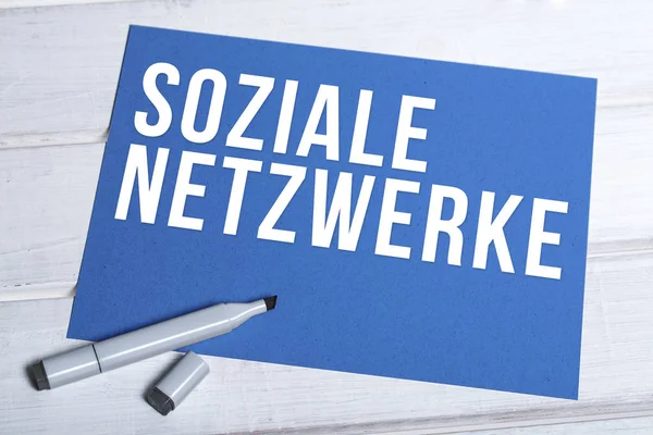 Soziale Netzwerke blauw bord met Duitse schrijven — Stockfoto