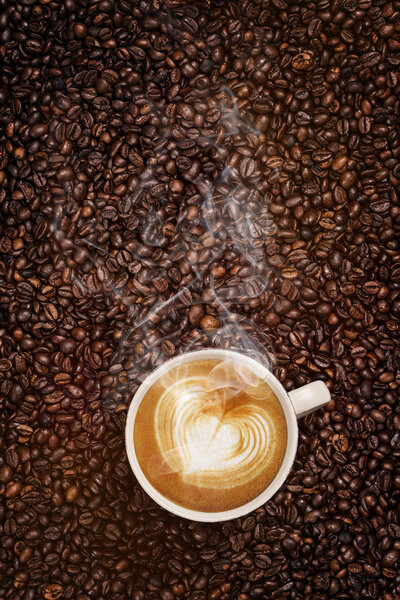 чашка кофе на кофейных зеренах
