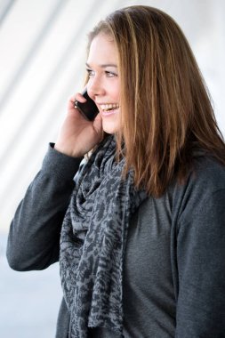 genç kadın cep telefonu ile arama