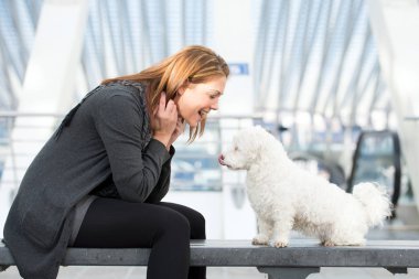 genç kadın egzersizleri ile Malta köpek