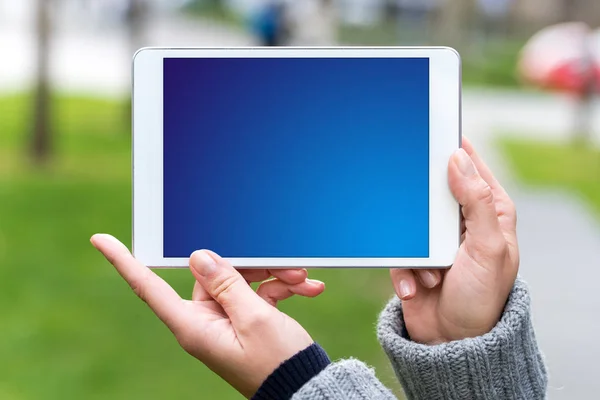 kadın tarafından düzenlenen beyaz boş tablet