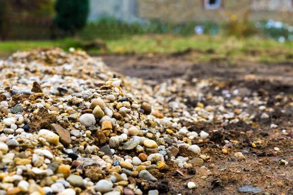 Sciogliere ghiaia colorata sul terreno — Foto Stock