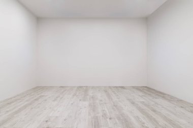 Oda badanalı laminat ve yeni boyalı duvar