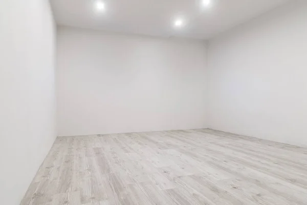 Oda badanalı laminat ve yeni boyalı duvar