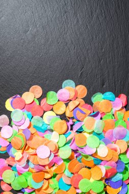 Renkli konfeti kutlama için şablon olarak siyah şeyl üzerinde 