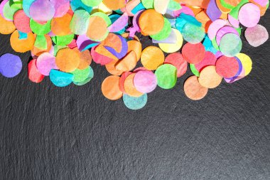 Renkli konfeti kutlama için şablon olarak siyah şeyl üzerinde 