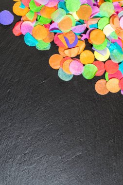 Renkli konfeti kutlama için şablon olarak siyah şeyl üzerinde 