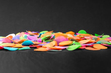 Renkli konfeti kutlama için şablon olarak siyah şeyl üzerinde 