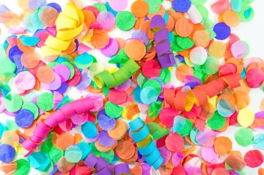 Renkli konfeti ve flamalar templat olarak beyaz arka plan ile