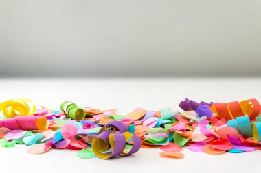 Renkli konfeti ve flamalar templat olarak beyaz arka plan ile