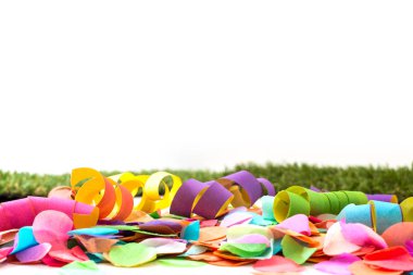 Renkli konfeti ve flamalar arka plan önünde çimenlerin üzerinde 