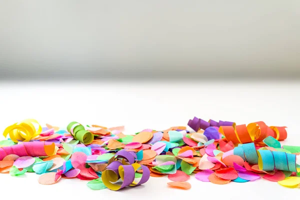 Красочные конфетти и ленты с белым фоном в качестве шаблона — стоковое фото