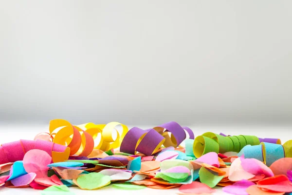 Coloridos confeti y serpentinas en frente de fondo como templa — Foto de Stock