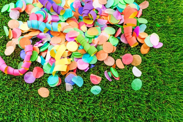Renkli konfeti ve flamalar celebra için şablon olarak çimenlerin üzerinde