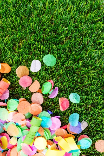 Coriandoli colorati e stelle filanti su erba come sagoma per celebra — Foto Stock