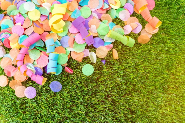 Красочные конфетти и стримеры на траве в качестве шаблона для празднования — стоковое фото