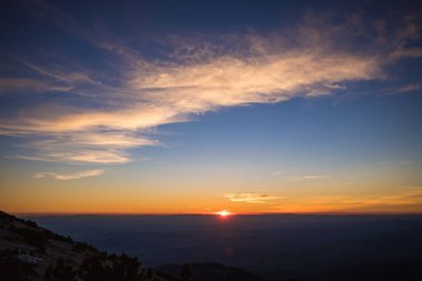 Dağ manzarası üzerinde renkli günbatımı