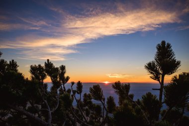 Dağ manzarası üzerinde renkli günbatımı
