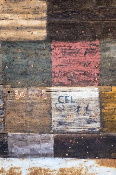 Барвисті квадрати, намальовані на дерев'яних дошках як фон — стокове фото
