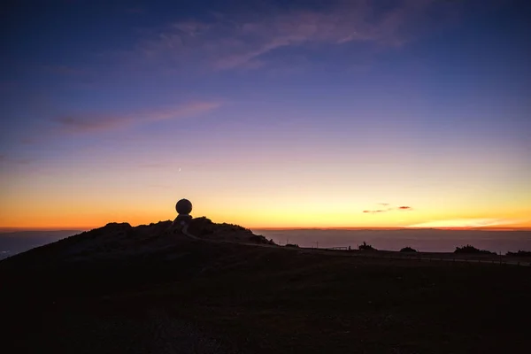 Kolorowy zachód słońca nad górami — Zdjęcie stockowe