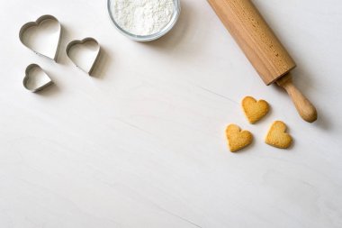 Dekoratif w pişirme sonra yalan kalp şeklinde lezzetli kurabiyeler