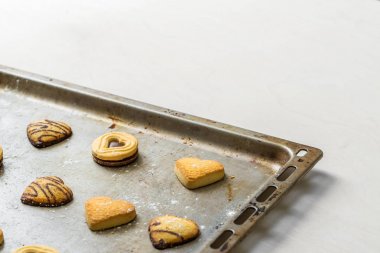 Decorat pişirme sonra yalan kalp şeklinde çikolata ile tanımlama