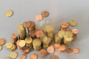 Sikke ve yukarıdan şablon olarak düşen para yığını