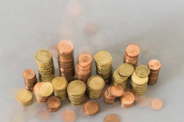 Pilha de moedas e dinheiro em queda como modelo de cima — Fotografia de Stock