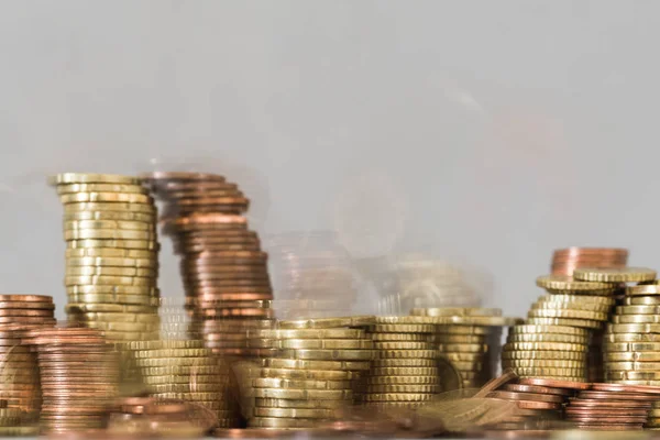 Pacotes dispersos de moedas como modelo — Fotografia de Stock
