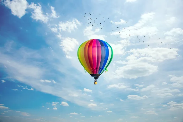 Mavi gökyüzünde sürme renkli sıcak hava balonu
