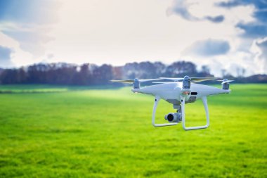 Beyaz dron kamera önünde ağaçlar uçan resim