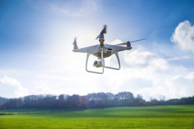 Beyaz dron kamera önünde ağaçlar uçan resim