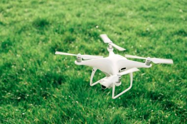 Beyaz dron kamera padok önünde uçan resim