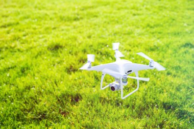 Beyaz dron kamera padok önünde uçan resim