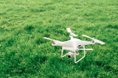 Beyaz dron kamera padok önünde uçan resim