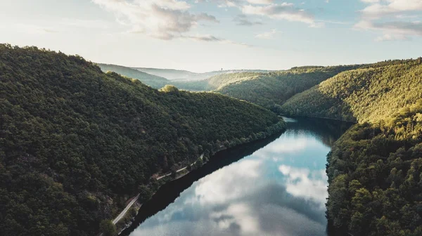 Pohled z ptačí perspektivy jezera a lesy přijatým DRONY — Stock fotografie