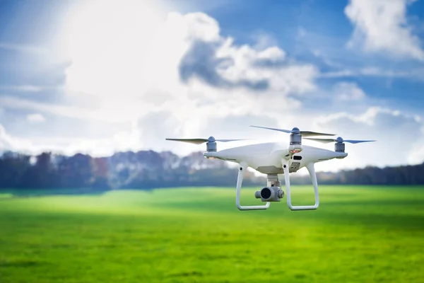 Beyaz dron kamera önünde ağaçlar uçan resim