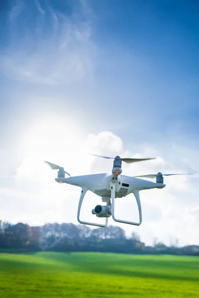 Repülő fehér drone kamera előtt fák képe — Stock Fotó