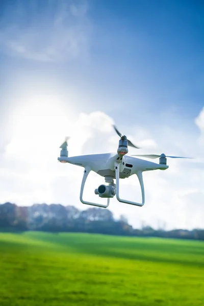 Repülő fehér drone kamera előtt fák képe — Stock Fotó