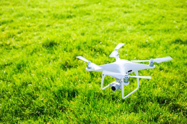 Foto einer fliegenden weißen Drohne vor dem Fahrerlager — Stockfoto