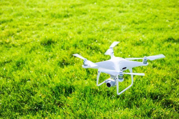 Beyaz dron kamera padok önünde uçan resim
