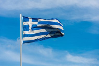 Arka planda gökyüzü ile rüzgarda salladıktan Fransız bayrağı