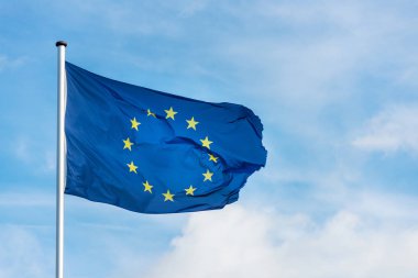 Avrupa bayrak mavi gökyüzü ile rüzgarda salladıktan 