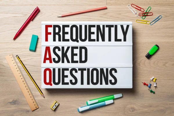 Często zadawane pytania na lightbox leżąc na biurku — Zdjęcie stockowe